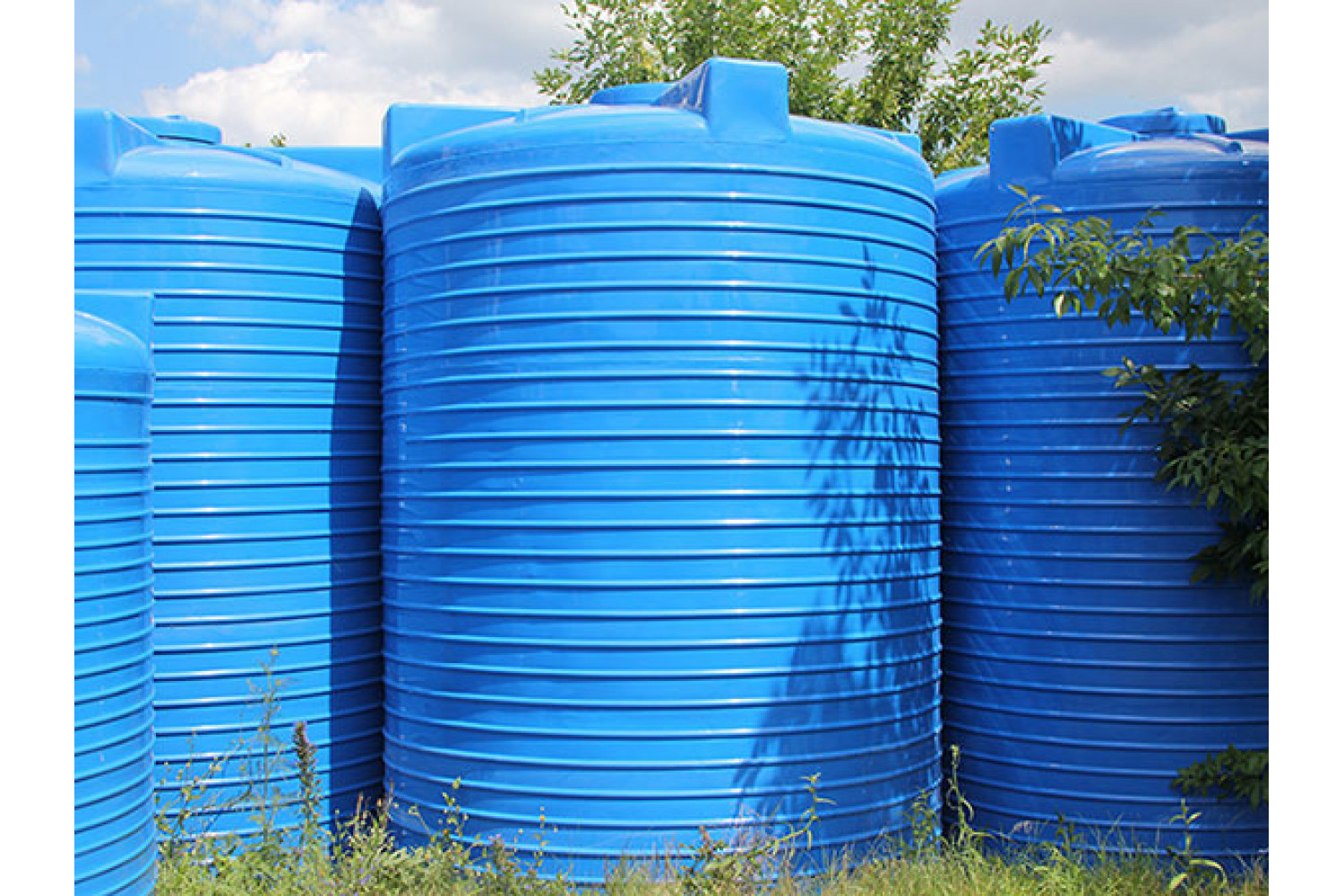 Резервуары для хранения питьевой воды. Europlast бак 1000. Ёмкости для воды пластиковые 100м3. Пластмассовые бочки. Большой бак для воды.